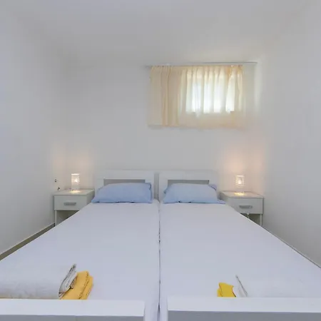 Apartment 19